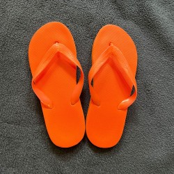 Knallige orangene Flip Flops