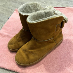 Alte braune Winterboots